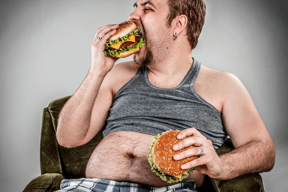 homem come junk food
